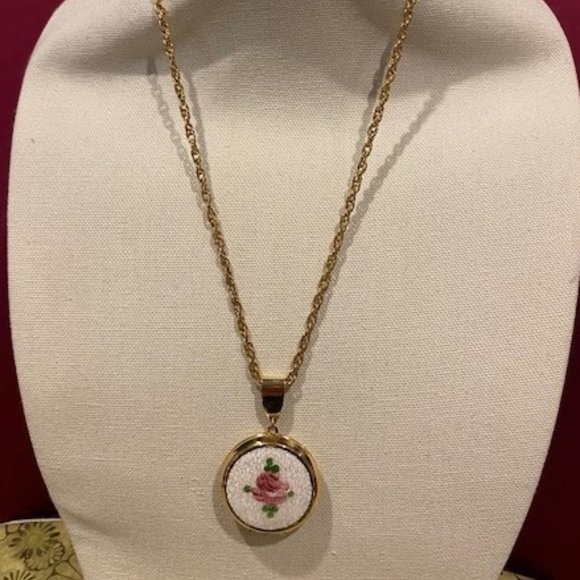 ❤️❤️Gold Tone White Flower Guilloche Large Enamel Locket NECKLACE - Picture 8 of 12